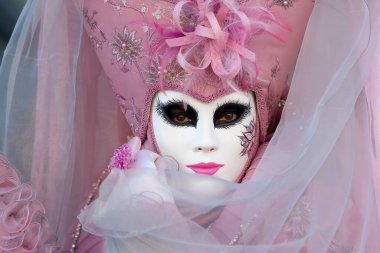Geleneksel Venedik Karnavalı 'nda (Carnevale di Venezia) geleneksel maskeli ve kostümlü Reveller. Venedik, Veneto, İtalya, Avrupa