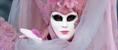 Geleneksel Venedik Karnavalı 'nda (Carnevale di Venezia) geleneksel maskeli ve kostümlü Reveller. Venedik, Veneto, İtalya, Avrupa
