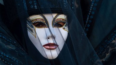 Geleneksel Venedik Karnavalı 'nda (Carnevale di Venezia) geleneksel maskeli ve kostümlü Reveller. Venedik, Veneto, İtalya, Avrupa