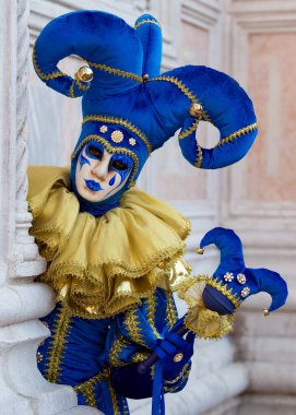 Geleneksel Venedik Karnavalı 'nda (Carnevale di Venezia) geleneksel maskeli ve kostümlü Reveller. Venedik, Veneto, İtalya, Avrupa