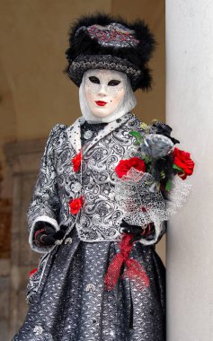 Geleneksel Venedik Karnavalı 'nda (Carnevale di Venezia) geleneksel maskeli ve kostümlü Reveller. Venedik, Veneto, İtalya, Avrupa