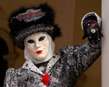 Geleneksel Venedik Karnavalı 'nda (Carnevale di Venezia) geleneksel maskeli ve kostümlü Reveller. Venedik, Veneto, İtalya, Avrupa