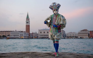 Geleneksel Venedik Karnavalı 'nda (Carnevale di Venezia) geleneksel maskeli ve kostümlü Reveller. Venedik, Veneto, İtalya, Avrupa