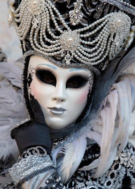 Geleneksel Venedik Karnavalı 'nda (Carnevale di Venezia) geleneksel maskeli ve kostümlü Reveller. Venedik, Veneto, İtalya, Avrupa