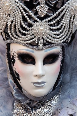 Geleneksel Venedik Karnavalı 'nda (Carnevale di Venezia) geleneksel maskeli ve kostümlü Reveller. Venedik, Veneto, İtalya, Avrupa