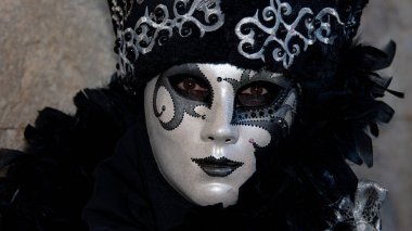 Geleneksel Venedik Karnavalı 'nda (Carnevale di Venezia) geleneksel maskeli ve kostümlü Reveller. Venedik, Veneto, İtalya, Avrupa