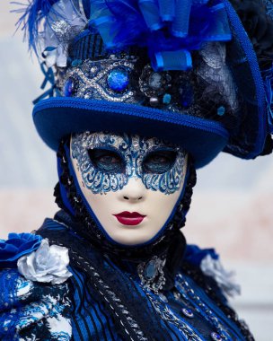 Geleneksel Venedik Karnavalı 'nda (Carnevale di Venezia) geleneksel maskeli ve kostümlü Reveller. Venedik, Veneto, İtalya, Avrupa