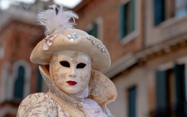 Geleneksel Venedik Karnavalı 'nda (Carnevale di Venezia) geleneksel maskeli ve kostümlü Reveller. Venedik, Veneto, İtalya, Avrupa