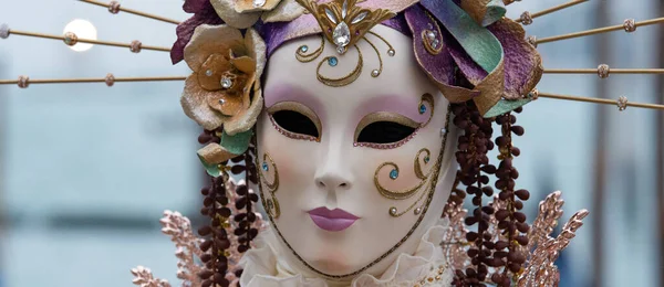 Reveller Traditional Elaborate Mask Costume Στο Ετήσιο Καρναβάλι Της Βενετίας — Φωτογραφία Αρχείου