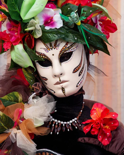 Reveller Traditional Elaborate Mask Costume Στο Ετήσιο Καρναβάλι Της Βενετίας — Φωτογραφία Αρχείου