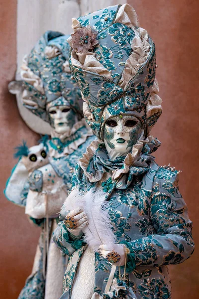 Geleneksel Venedik Karnavalı Nda Carnevale Venezia Geleneksel Maskeli Kostümlü Reveller — Stok fotoğraf