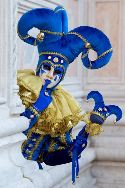 Reveller Tradycyjnej Masce Kostiumie Dorocznym Karnawale Wenecji Carnevale Venezia Wenecja — Zdjęcie stockowe