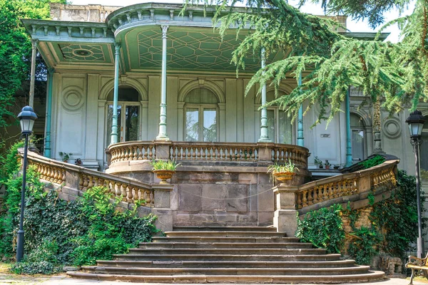 Rustaveli Caddesi üzerinde Park tarihi bir binada. Tbilisi .