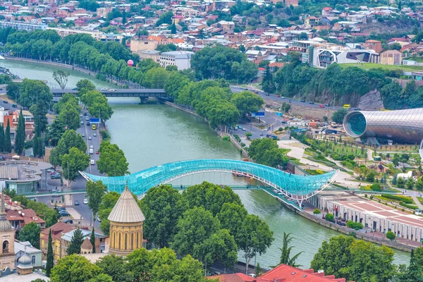 Fredsbroen over elva Kura i Tbilisi – stockfoto