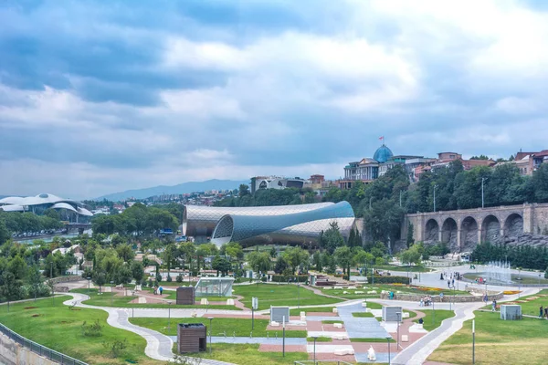 Panoráma a koncert zene Színház kiállítási csarnok a nyári Rike Park Tbilisi, Grúzia. Gyönyörű új park a város központjában. — Stock Fotó