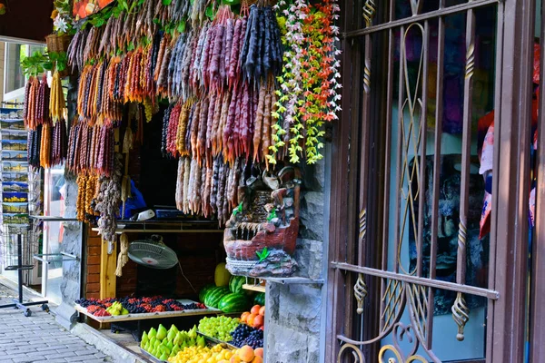 Bir sokak durak tipik Gürcü şeker - cevizli sucuk ve Gürcü baharatlar ile. Tbilisi