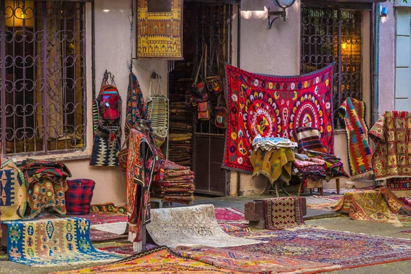 Halı mağazası. Tiflis eski şehir mimarisi.