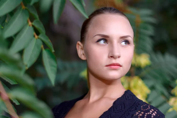 Menina bonita no parque — Fotografia de Stock