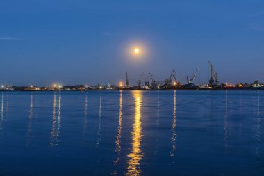 Ticari bir gemi ve Vinçler gece limanda