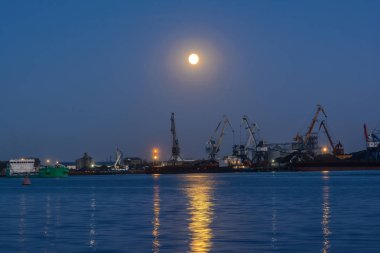 Ticari bir gemi ve Vinçler gece limanda