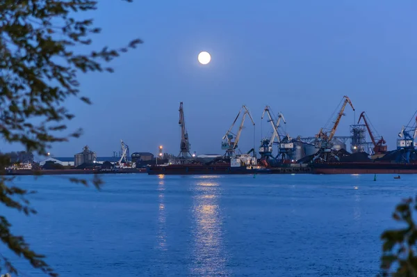 Ticari bir gemi ve Vinçler gece limanda