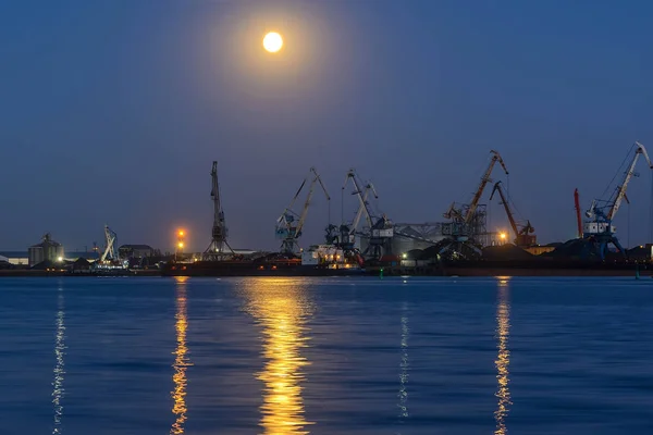 Ticari bir gemi ve Vinçler gece limanda