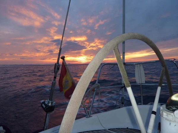 Zonsondergang Zeilen Een Zeilboot Golven — Stockfoto