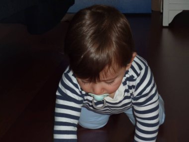 Bebek yerde sürünüyor.