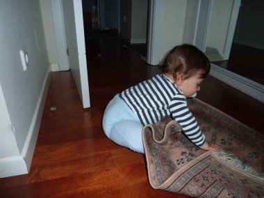 Bebek yerde sürünüyor.