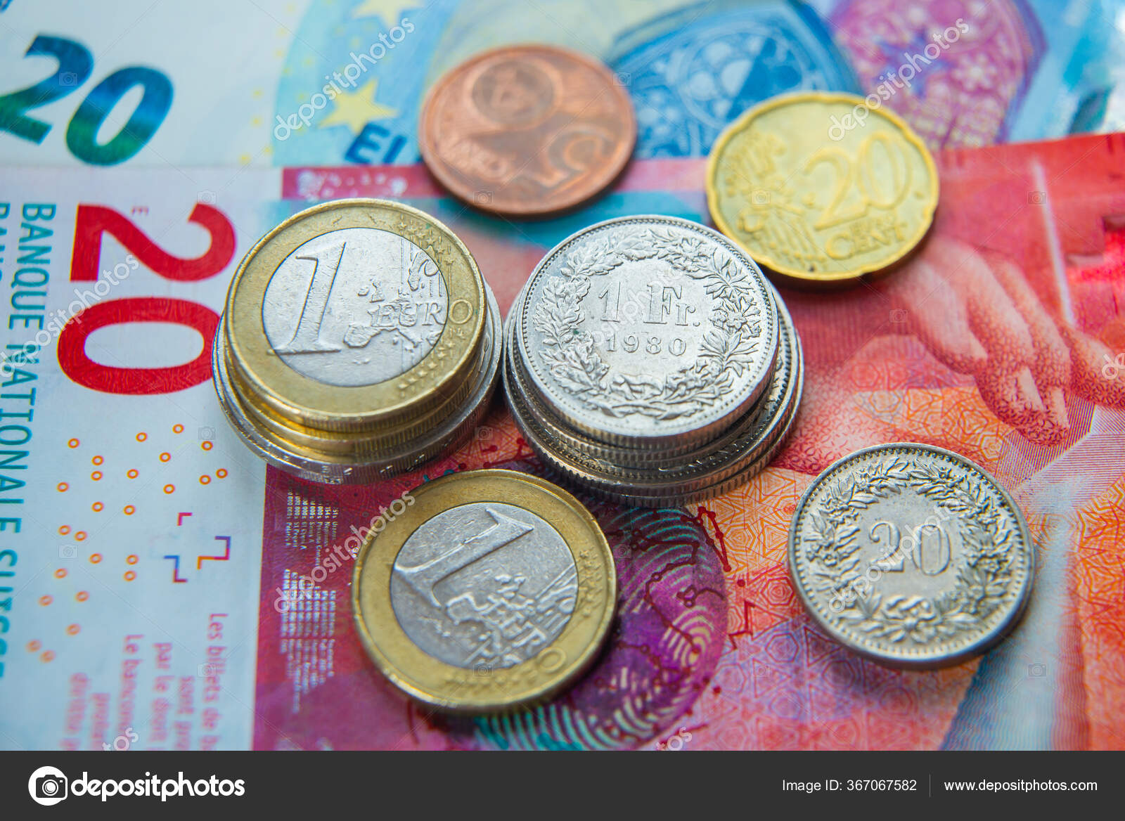 欧元和瑞士法郎硬币和钞票——图库图片© LeleMezzadri #367067582