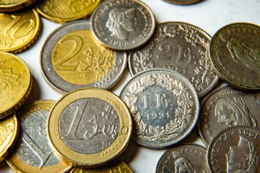 Avro ve İsviçre Frangı sikkeleri ve banknotları