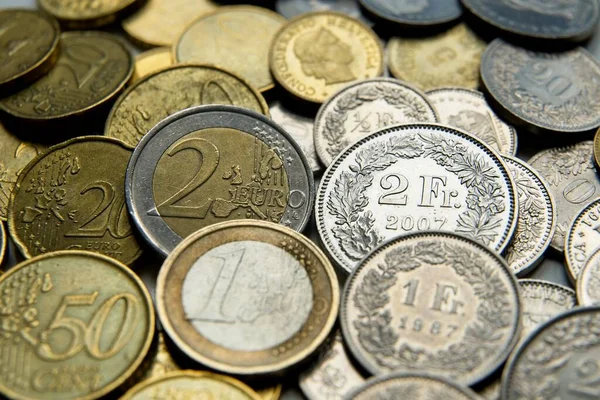 Νομίσματα Και Τραπεζογραμμάτια Ευρώ Και Ελβετικά Φράγκα — Φωτογραφία Αρχείου