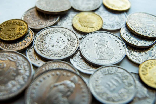 Νομίσματα Και Τραπεζογραμμάτια Ευρώ Και Ελβετικά Φράγκα — Φωτογραφία Αρχείου