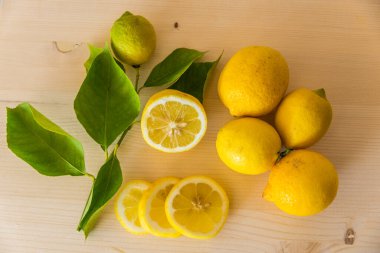 Olgun limonları kesme tahtasıyla kes