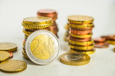 Kesme tahtasındaki Avro paraları yığını