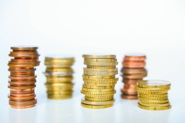 Kesme tahtasındaki Avro paraları yığını