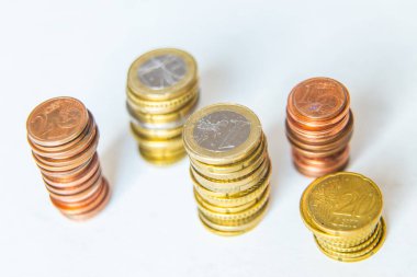 Beyaz bir masada yığınla euro sikkesi