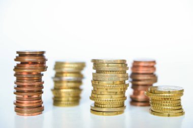 Beyaz bir masada yığınla euro sikkesi