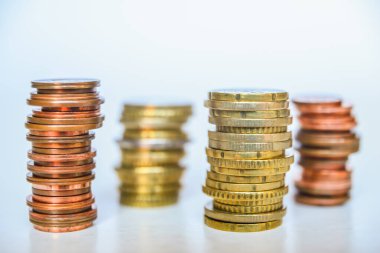 Beyaz bir masada yığınla euro sikkesi