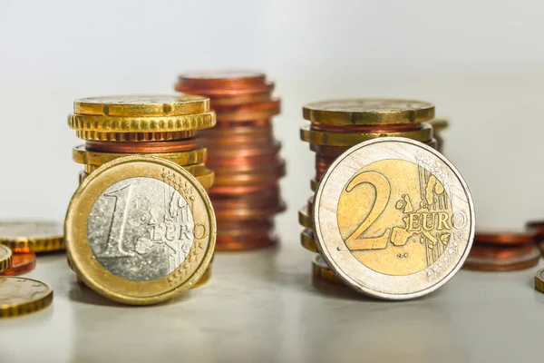 Στοίβες Νομισμάτων Ευρώ Ένα Ξύλο Κοπής — Φωτογραφία Αρχείου