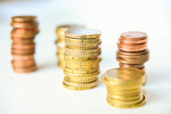 白いテーブルの上にユーロ硬貨のスタック — ストック写真