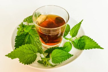Şeffaf bir fincanda ısırgan otu aşısı