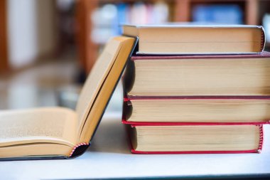 Kitaplar masanın üstünde.