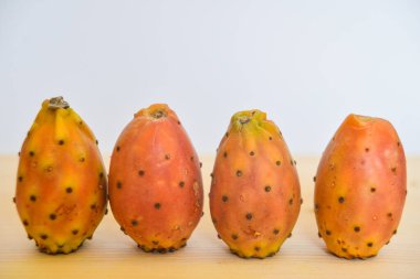 Kesme tahtasındaki dikenli armutlar