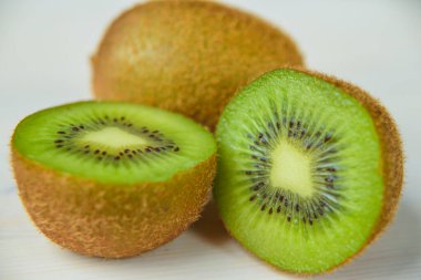 Kesme tahtasında kivi kes