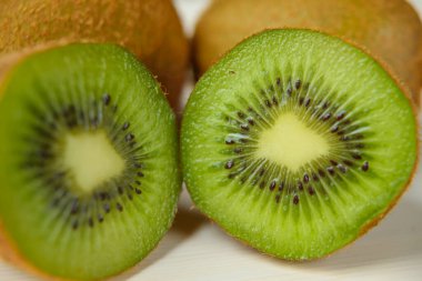 Kesme tahtasında kivi kes