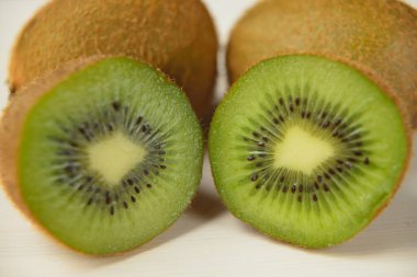 Kesme tahtasında kivi kes