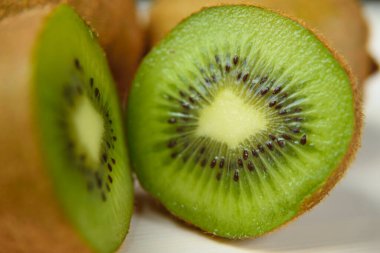 Kesme tahtasında kivi kes