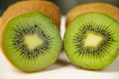 Kesme tahtasında kivi kes