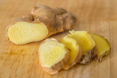 Kesme tahtasında zencefil parçaları